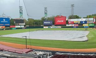 Lluvias, suspensiones y demandas en Lidom