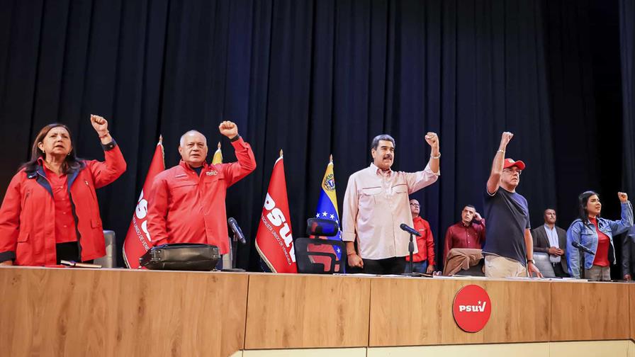 Maduro aprueba propuestas sobre la lucha armada en caso de agresión por parte de EE. UU. Maduro aprueba propuestas sobre la lucha armada en caso de agresión por parte de EE. UU.