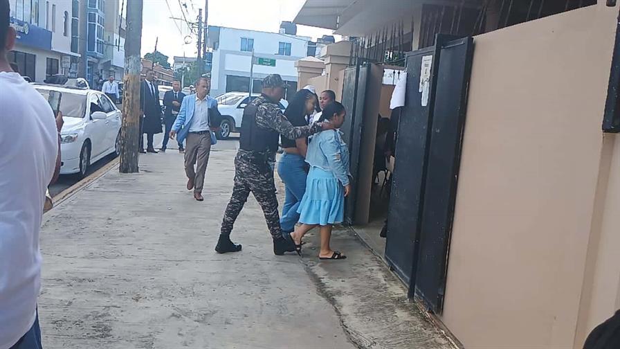 Tres meses de prisión preventiva a mujer acusada de causar quemaduras a su pareja en La Altagracia Tres meses de prisión preventiva a mujer acusada de causar quemaduras a su pareja en La Altagracia