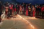 Encendido de velas en Constanza en demanda del asfaltado de una carretera