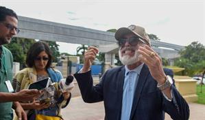 Sacan a Ángel Martínez del Palacio de Justicia de Santiago mientras reclamaba pertenencias