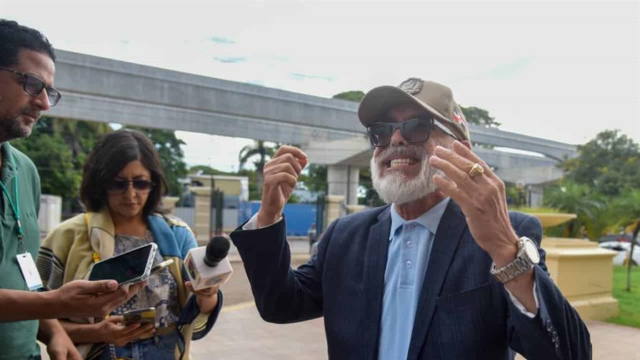 Sacan a Ángel Martínez del Palacio de Justicia de Santiago mientras reclamaba pertenencias