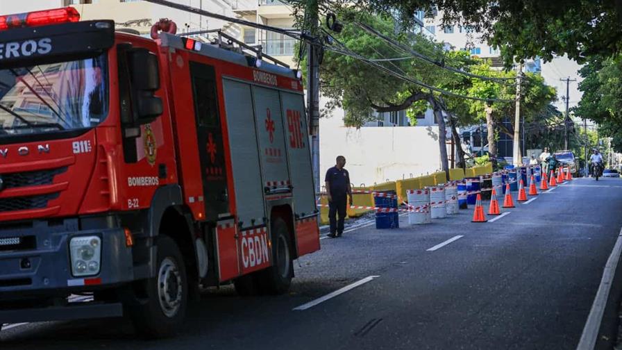 "La suerte fue que ocurrió de noche": se desplomó acera junto a una obra en construcción en Gascue "La suerte fue que ocurrió de noche": se desplomó acera junto a una obra en construcción en Gascue