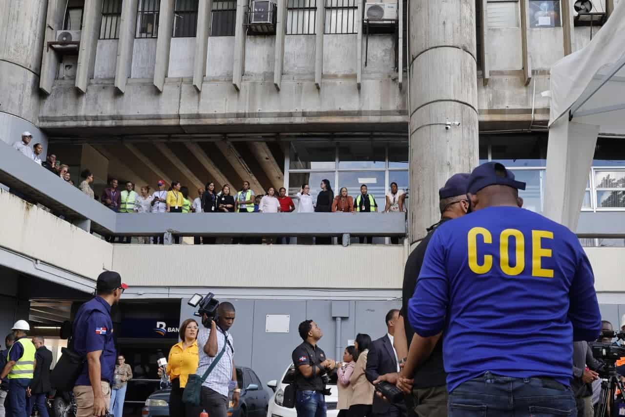 Autoridades del COE explicándole al personal por donde evacuar.