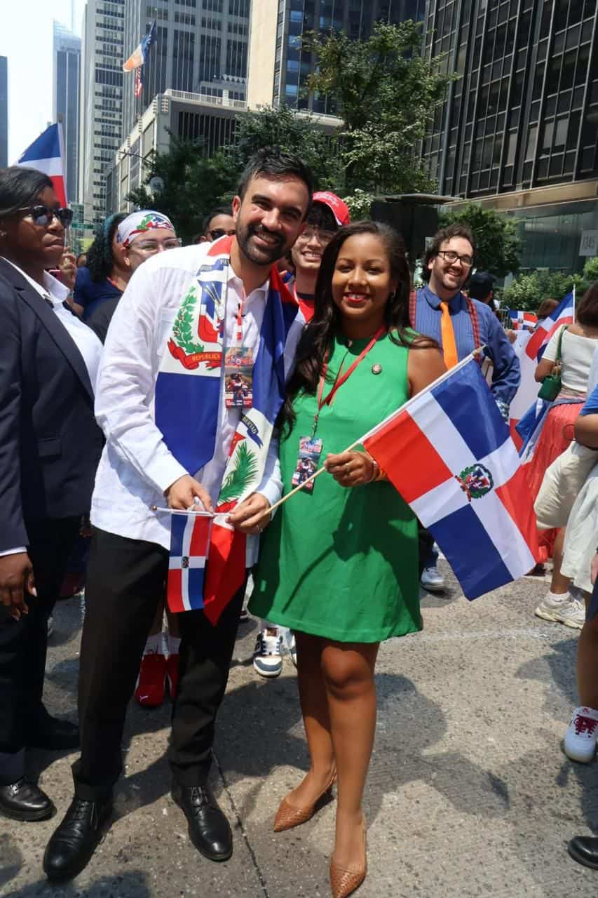 Zohran Mamdani junto a la dominicana Amanda Séptimo durante la Parada Dominicana de Nueva York.