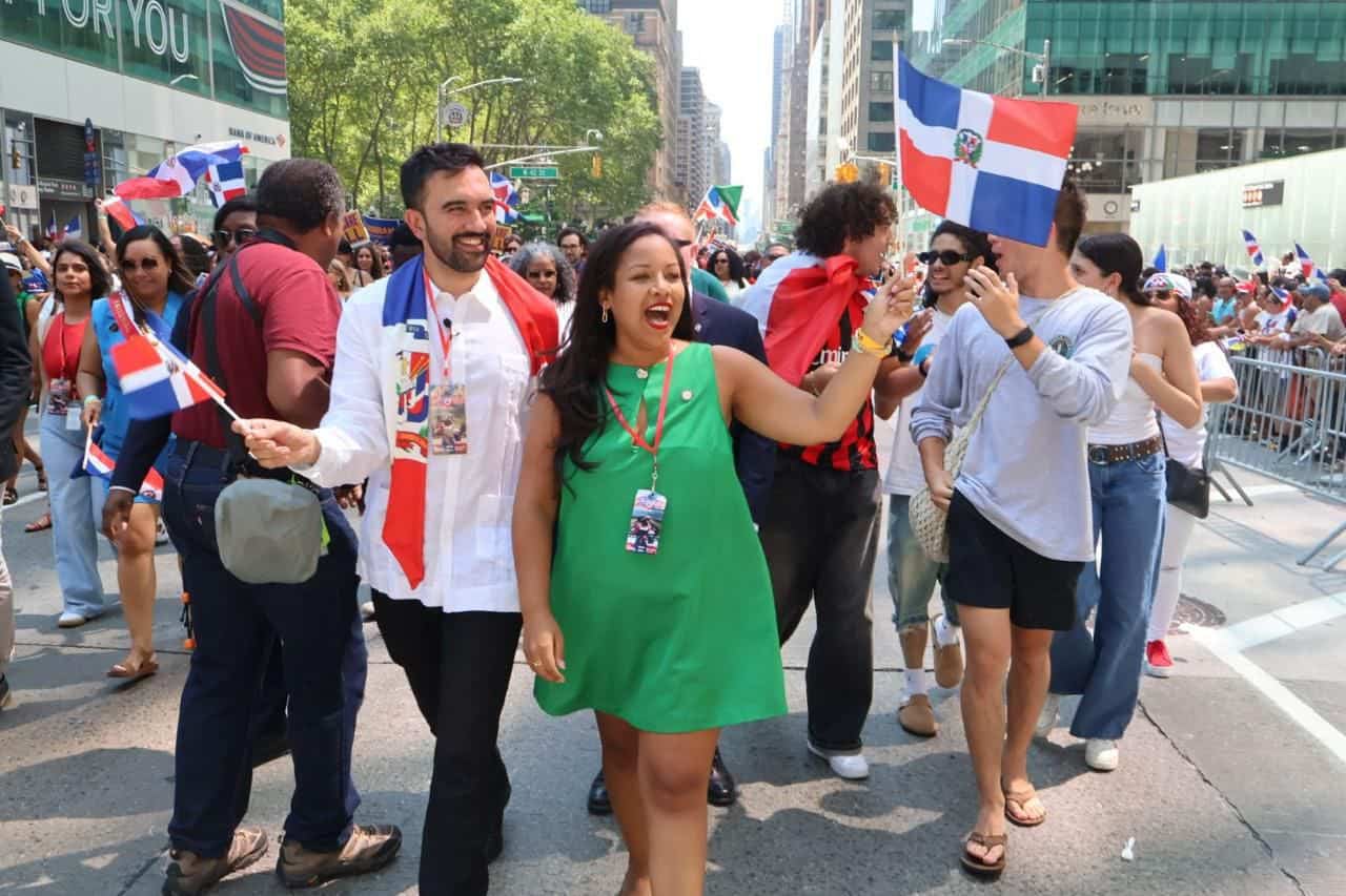 La dominicana Amanda Séptimo acompaña a Zohran Mamdani durante la Parada Dominicana de Nueva York.
