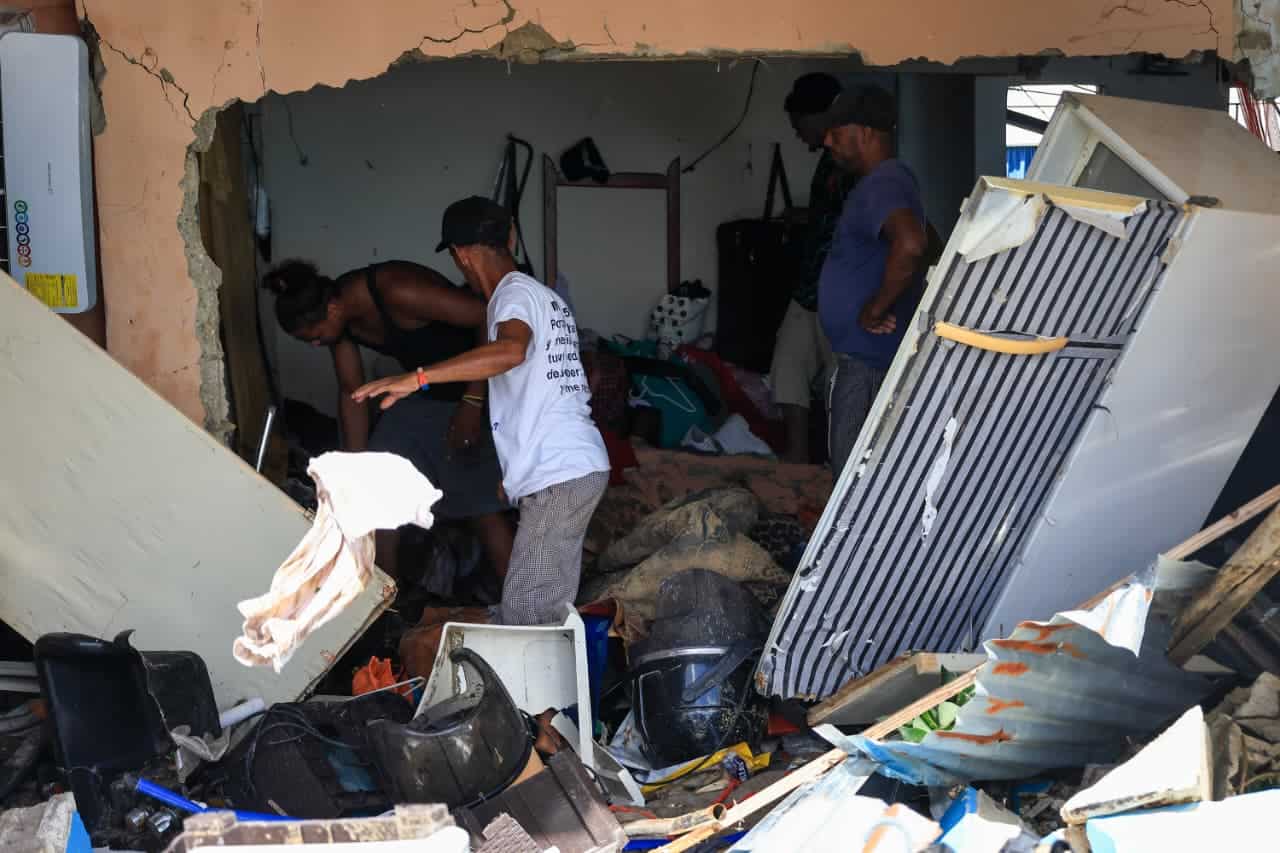 Comunitarios tratando de recuperar sus objetos.