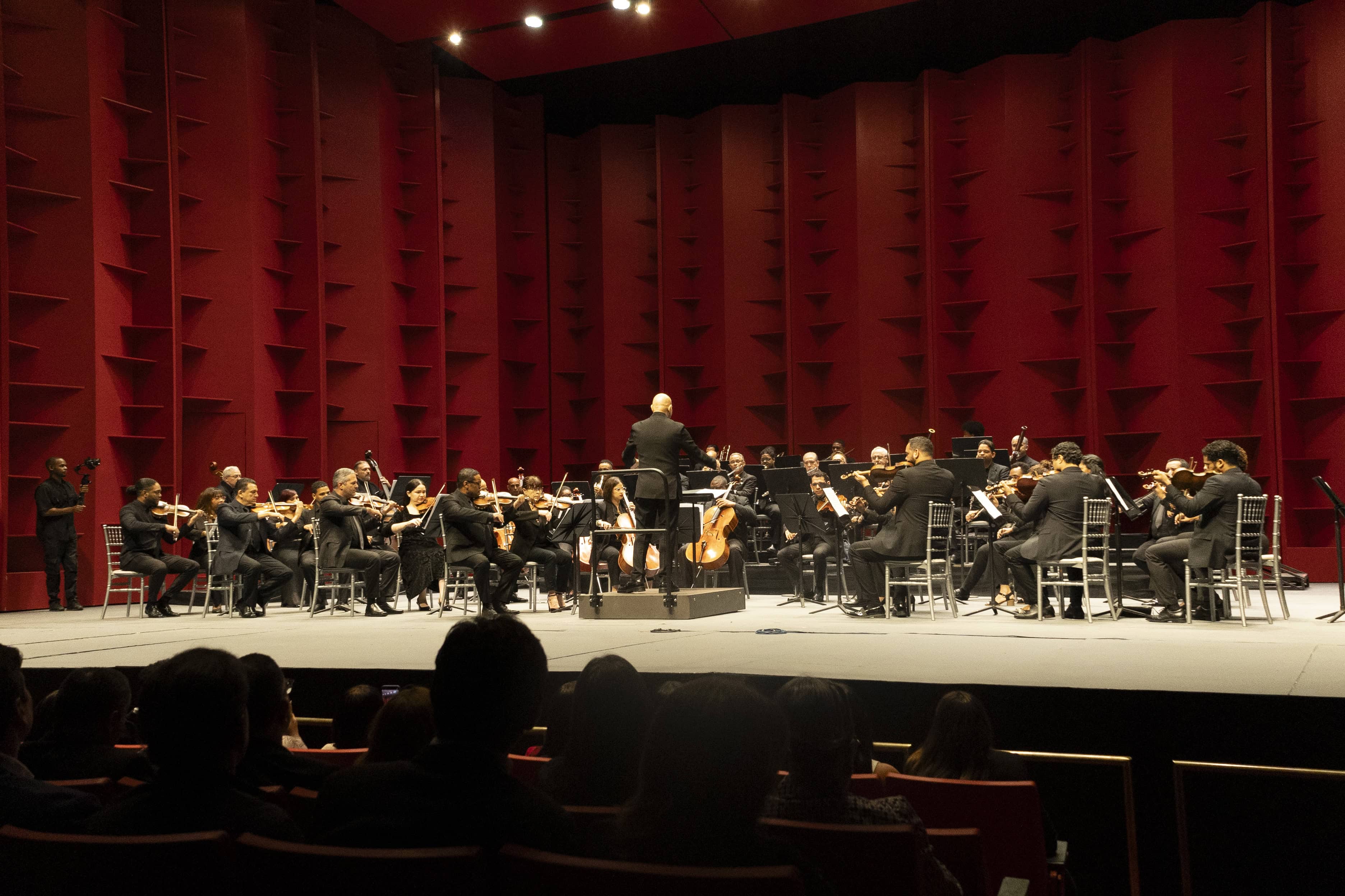 La Orquesta Filarmónica de Santo Domingo, bajo la dirección del maestro Amaury Sánchez, presentó el concierto Todo Mozart.