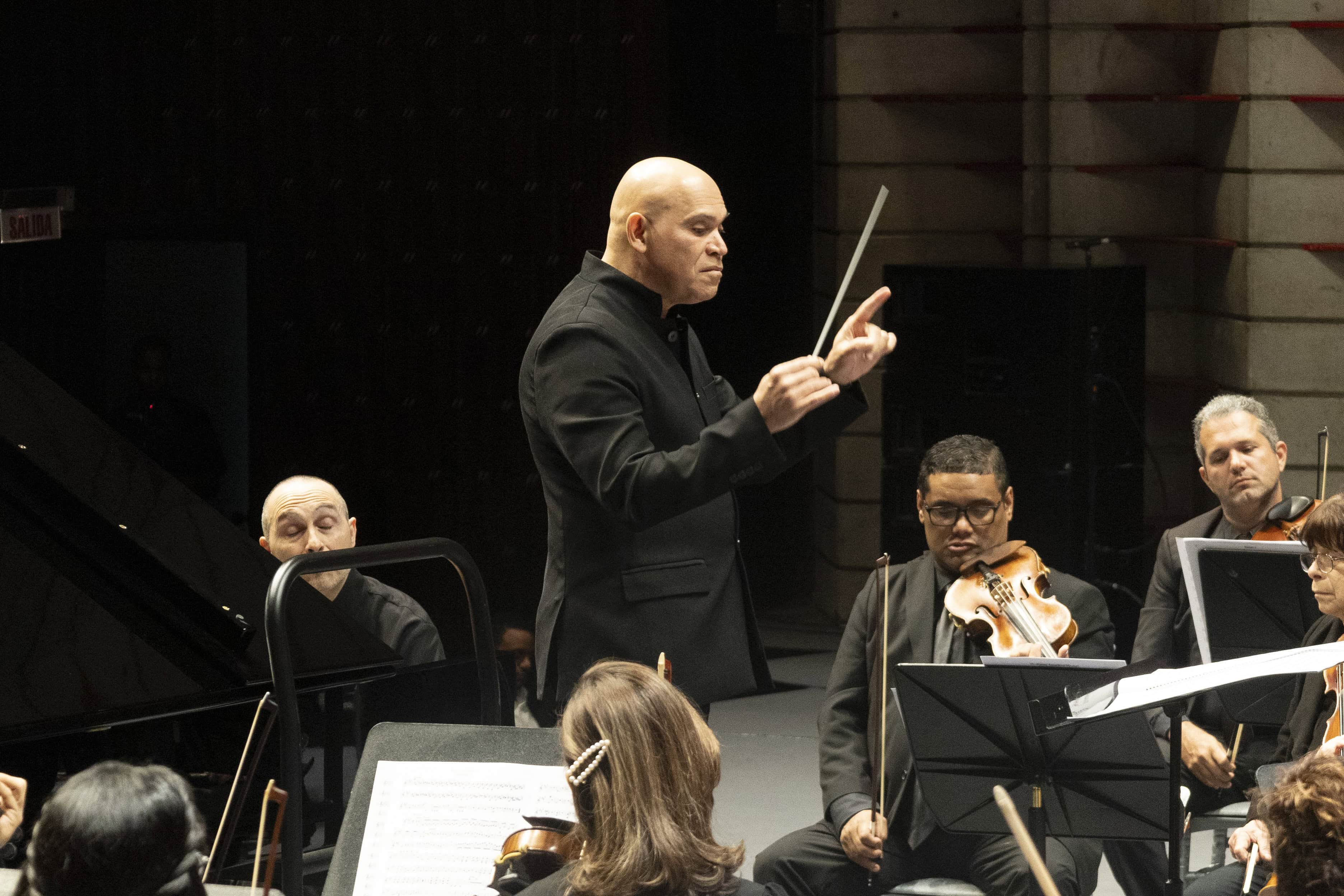 La Orquesta Filarmónica de Santo Domingo, bajo la dirección del maestro Amaury Sánchez, presentó el concierto Todo Mozart.