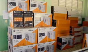 Junta Distrital coloca aires acondicionados a dos escuelas de La Ortega en Espaillat