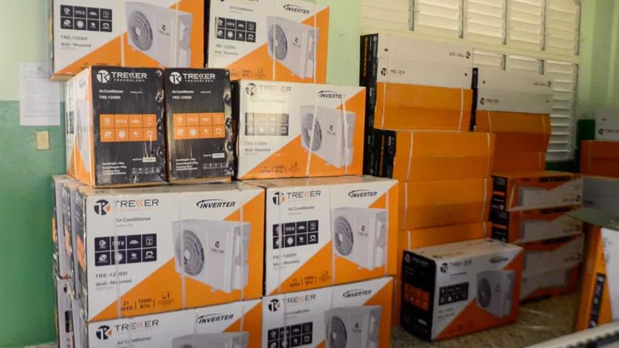 Junta Distrital coloca aires acondicionados a dos escuelas de La Ortega en Espaillat