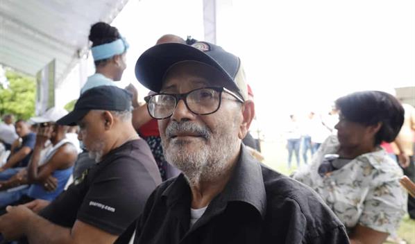 Juan y Rafaela reciben sus títulos de propiedad luego de tres décadas de espera