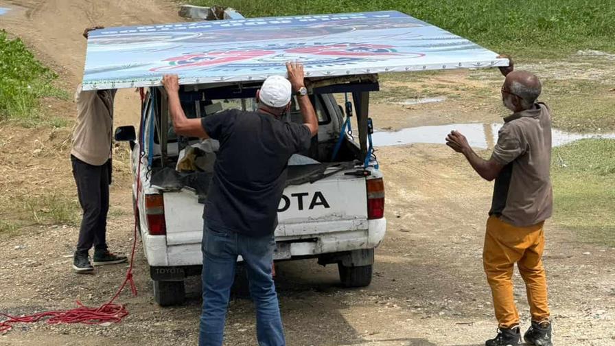 Autoridades retiran vallas publicitarias irregulares en principales carreteras del país Autoridades retiran vallas publicitarias irregulares en principales carreteras del país