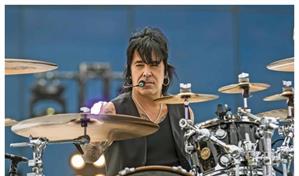 El baterista de Maná sufre una caída en pleno concierto