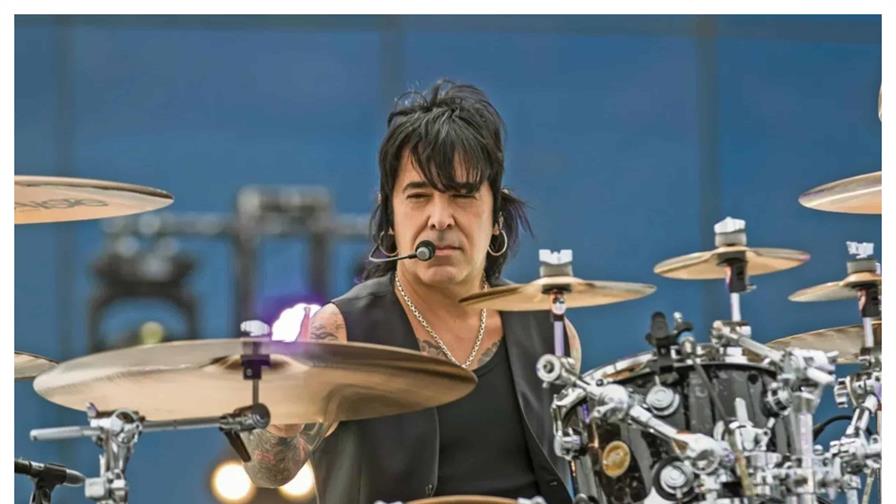 El baterista de Maná sufre una caída en pleno concierto El baterista de Maná sufre una caída en pleno concierto