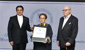 Pucmm otorga medalla de honor Mater et Magistra a Xiomara Dájer de Menéndez por su labor social