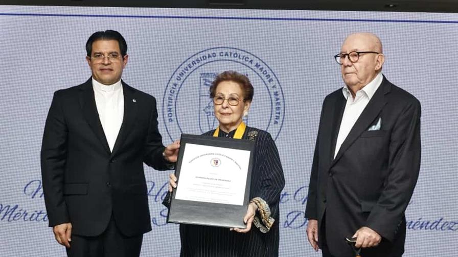 Pucmm otorga medalla de honor Mater et Magistra a Xiomara Dájer de Menéndez por su labor social