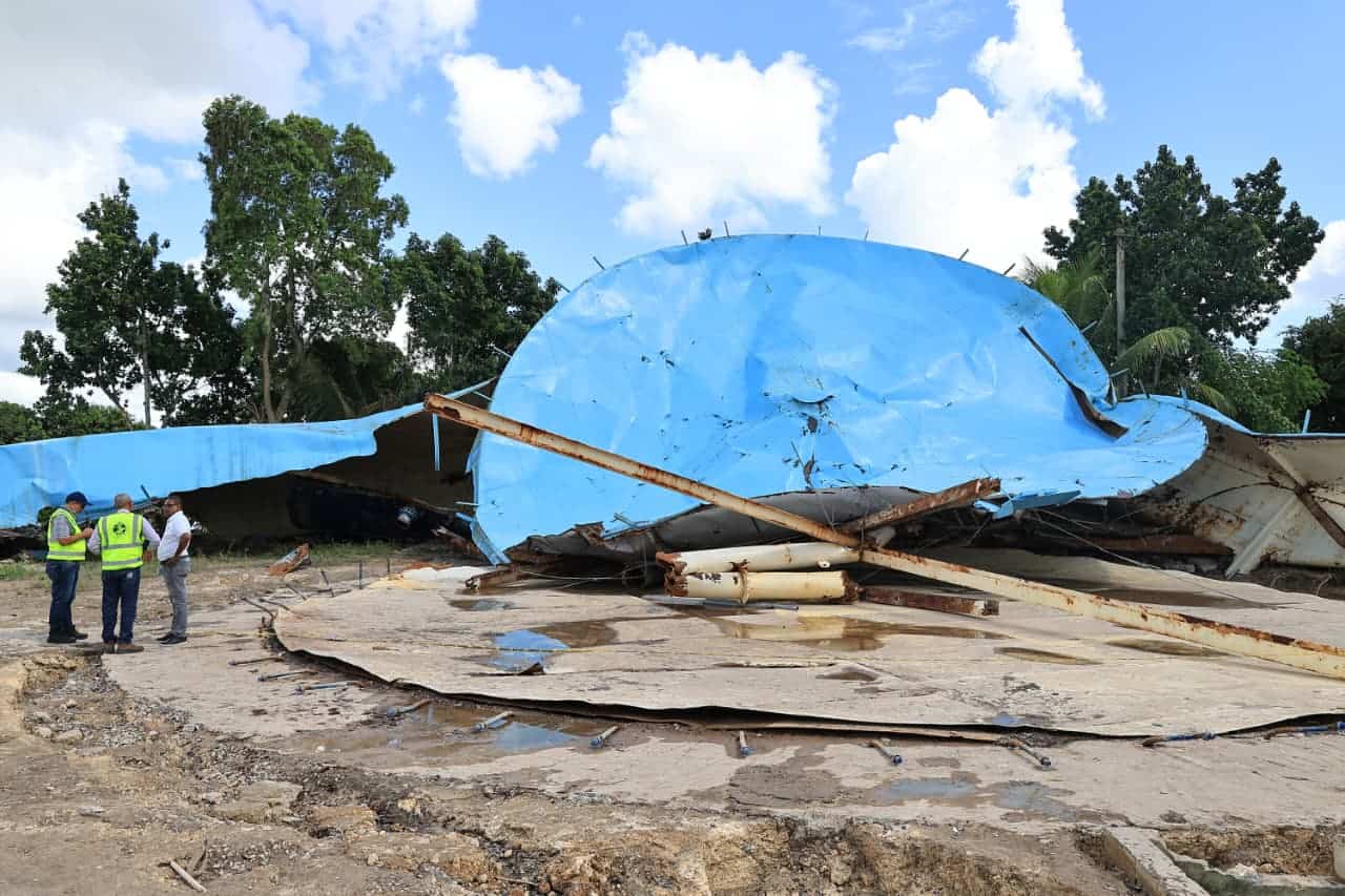 Así quedó el tanque de agua administrado por Inapa tras la explosión.