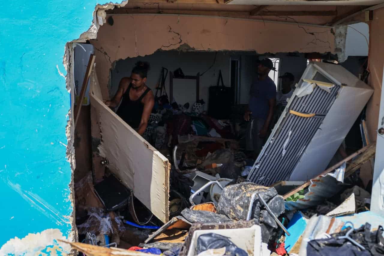 Viviendas colapsadas tras la explosión de un tanque de agua en SPM.