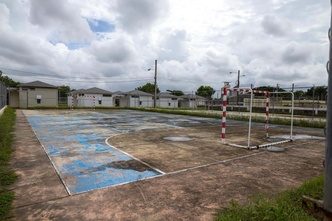 Cancha deportiva para la recreación de los internos en el Centro de Atención Integral para Adolescentes en Conflicto con la Ley Penal, en Ciudad del Niño, Hato Nuevo.