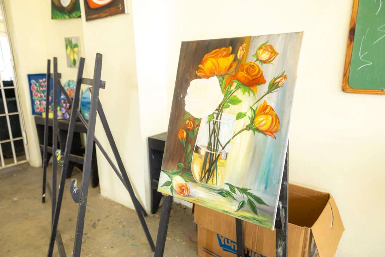 Lienzos creados por los internos del Centro de Atención Integral para Adolescentes en Conflicto con la Ley Penal, en Ciudad del Niño, Hato Nuevo.