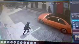 Al estilo película, jóvenes enfrentan policías a tiros y huyen en camión de basura en Los Girasoles