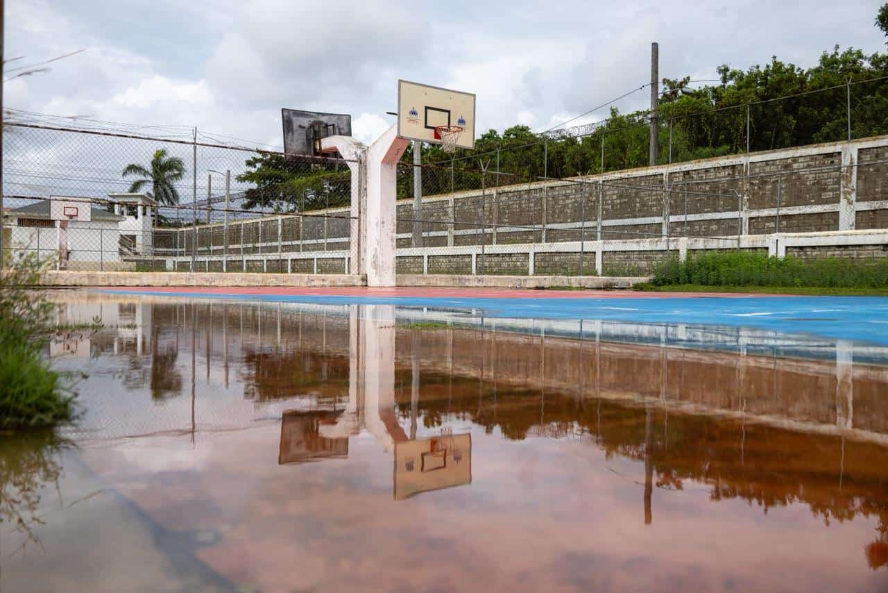 Estado de la cancha de baloncesto afectada por las lluvias tras el paso de la tormenta Melissa.