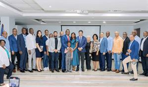 Julio García presenta con éxito su libro "Más allá del caos surge una esperanza"