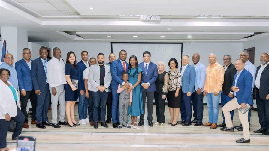 Julio García presenta con éxito su libro "Más allá del caos surge una esperanza" Julio García presenta con éxito su libro "Más allá del caos surge una esperanza"