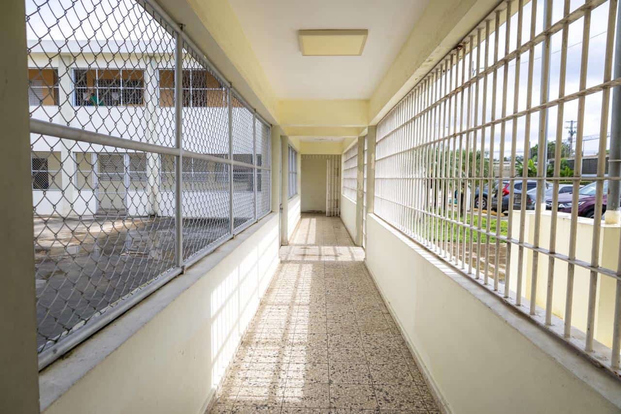 Uno de los pasillos del Centro de Atención Integral para Adolescentes en Conflicto con la Ley Penal, en Ciudad del Niño, Hato Nuevo.