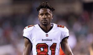 El exestrella de la NFL, Antonio Brown, es extraditado a Estados Unidos por intento de asesinato