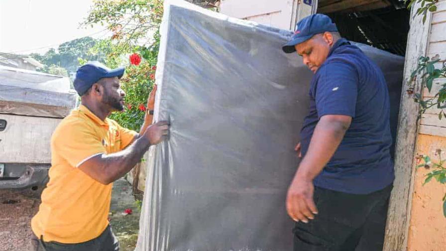 Asistencia Social entrega enseres a familias afectadas por tornado en Miches Asistencia Social entrega enseres a familias afectadas por tornado en Miches