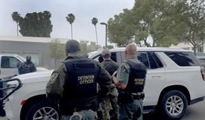 Agentes migratorios armados se llevan carro con un beb&eacute; tras arrestar a su padre en EE. UU.