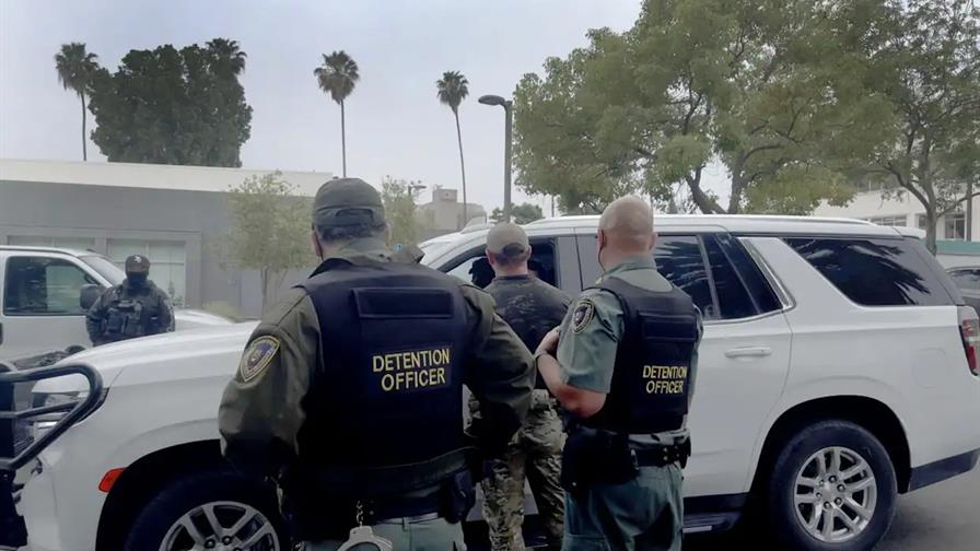 Agentes migratorios armados se llevan carro con un beb&eacute; tras arrestar a su padre en EE. UU.