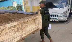 Detienen a un conductor con camión cargado de arena extraída ilegalmente del río Tireo