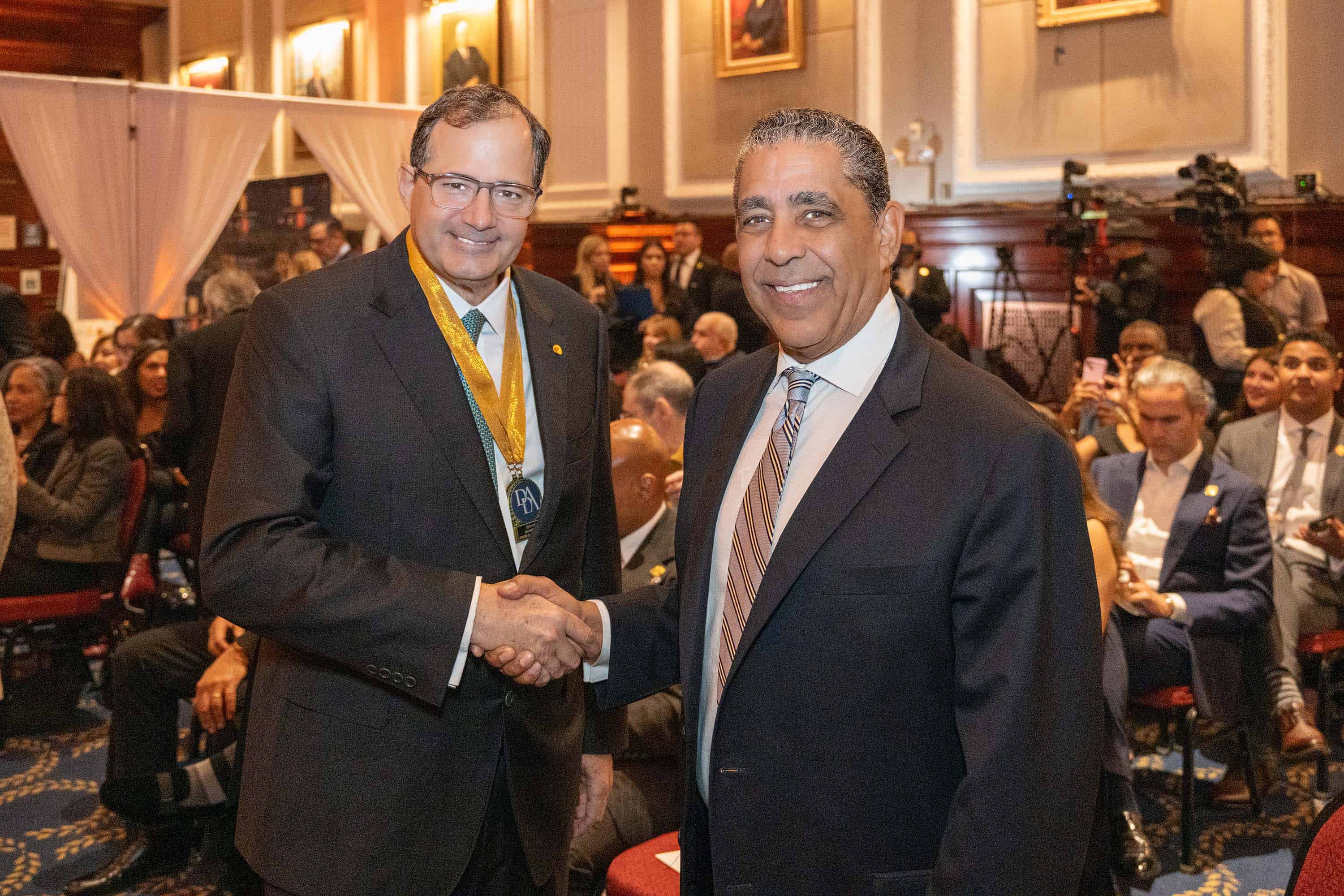 Steven Puig, presidente del Banco BHD y Adriano Espaillat, congresista de los Estados Unidos.