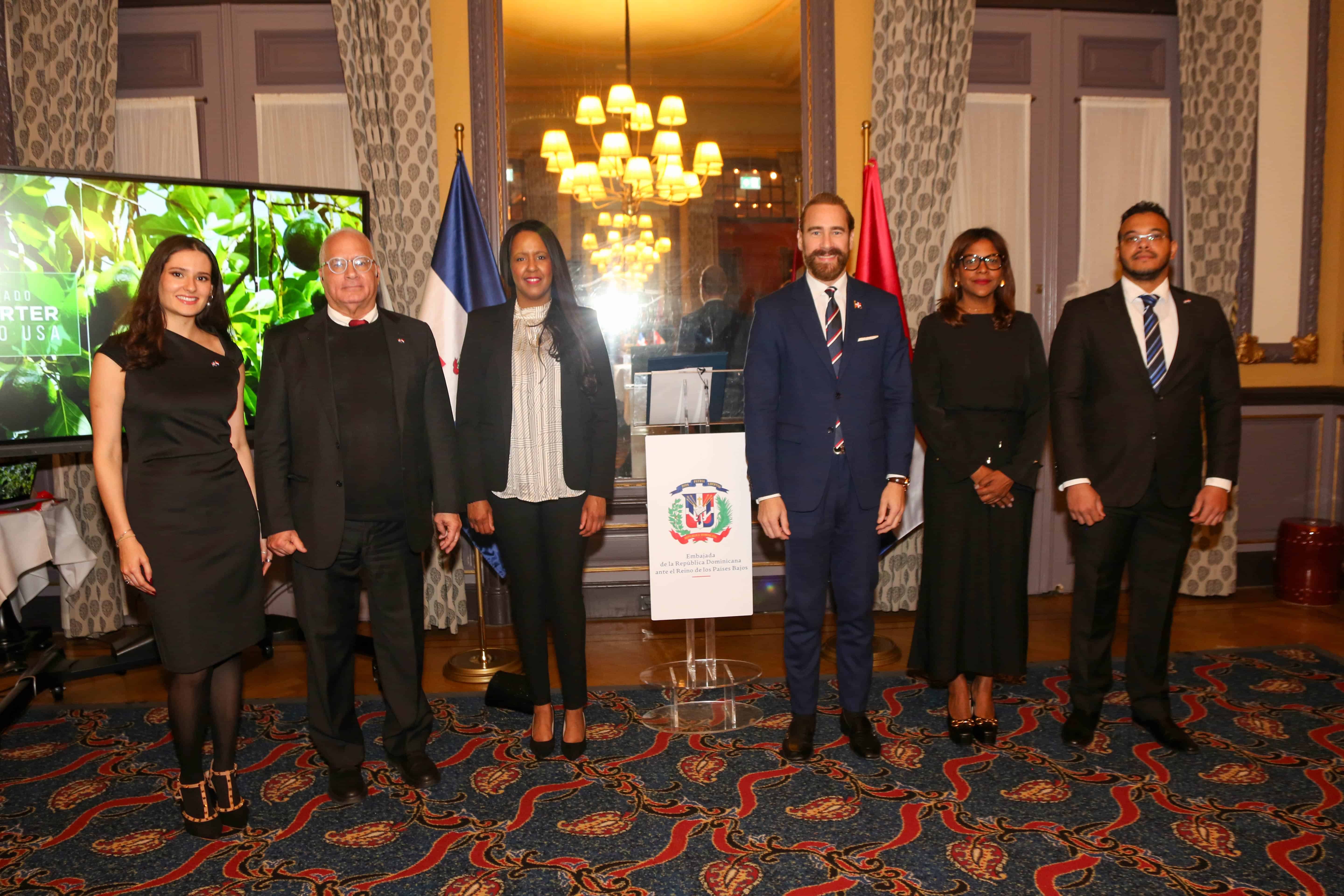 Embajador Carlos de la Mota junto al equipo de la Embajada.