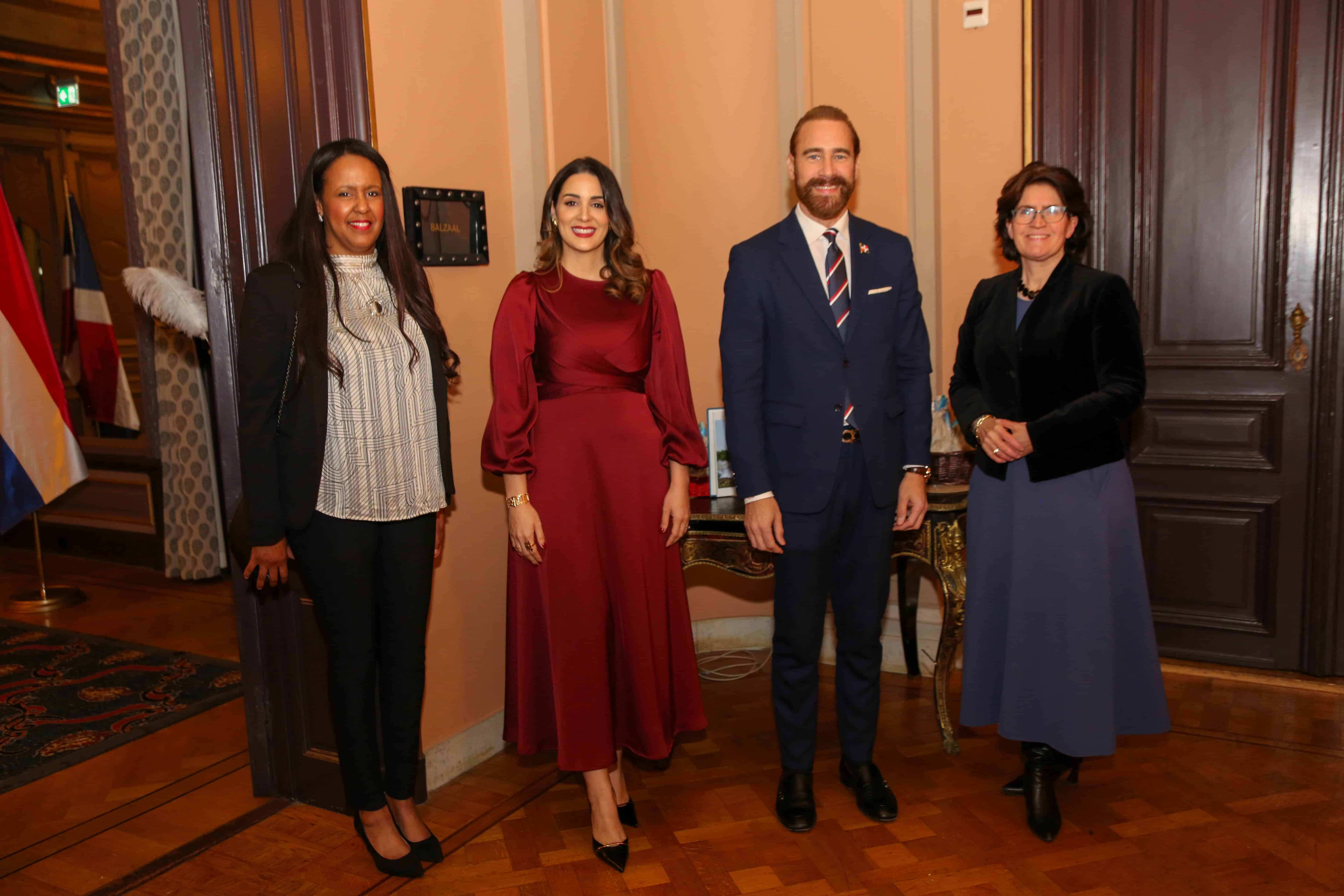María Cristina Laureano, Laura Pérez Rojas, embajador Carlos de la Mota y Gabriella Sancisi.