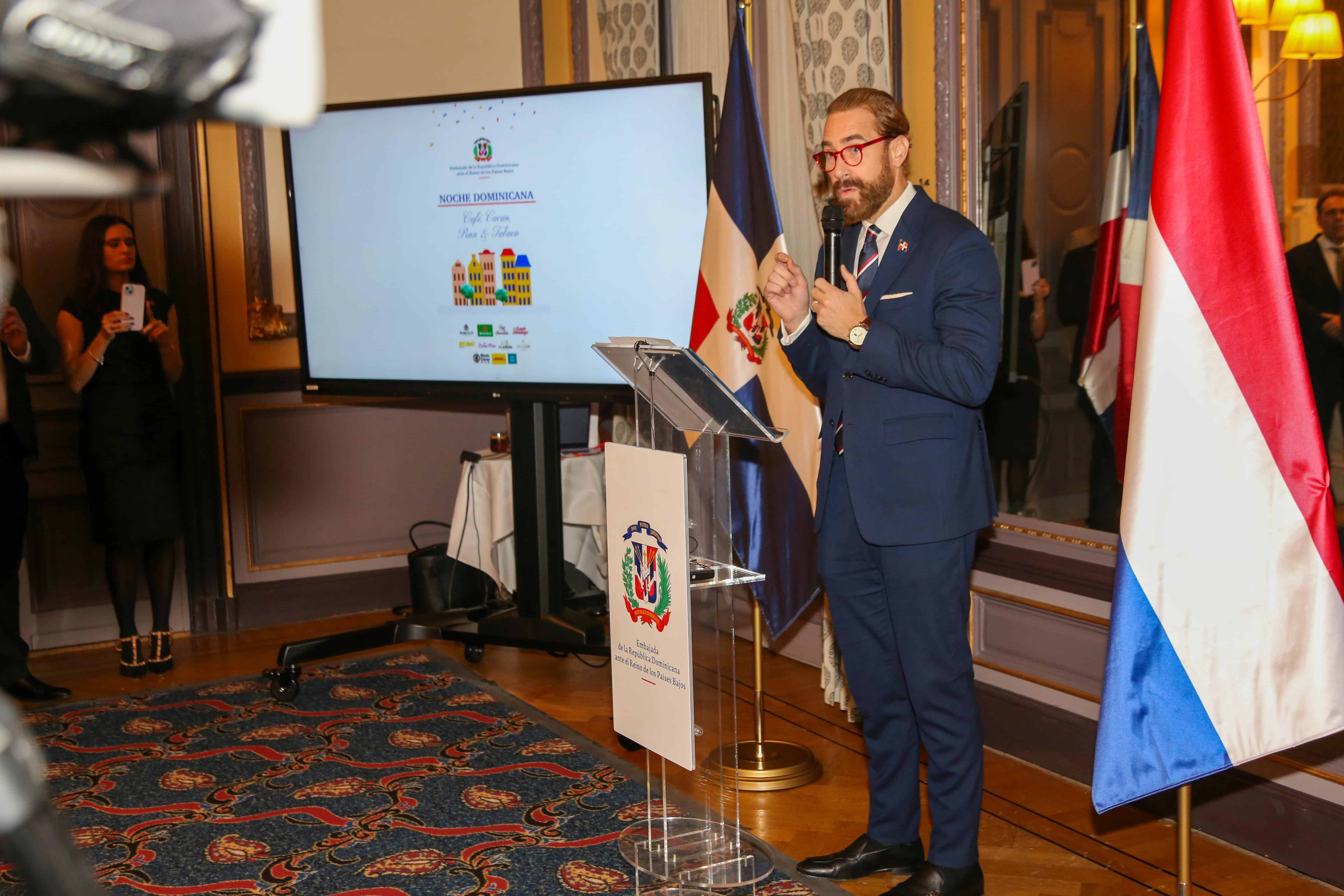 Embajador Carlos de la Mota imparte unas palabras durante la actividad.