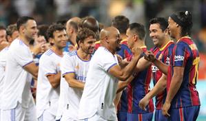 Exjugadores del Barça listos para amistoso ante exfutbolistas del Madrid en El Salvador