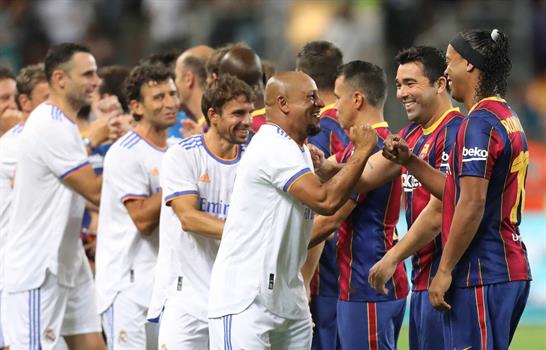 Exjugadores del Barça listos para amistoso ante exfutbolistas del Madrid en El Salvador