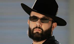 Carín León y Carlos Santana lanzan Velas, su primera colaboración