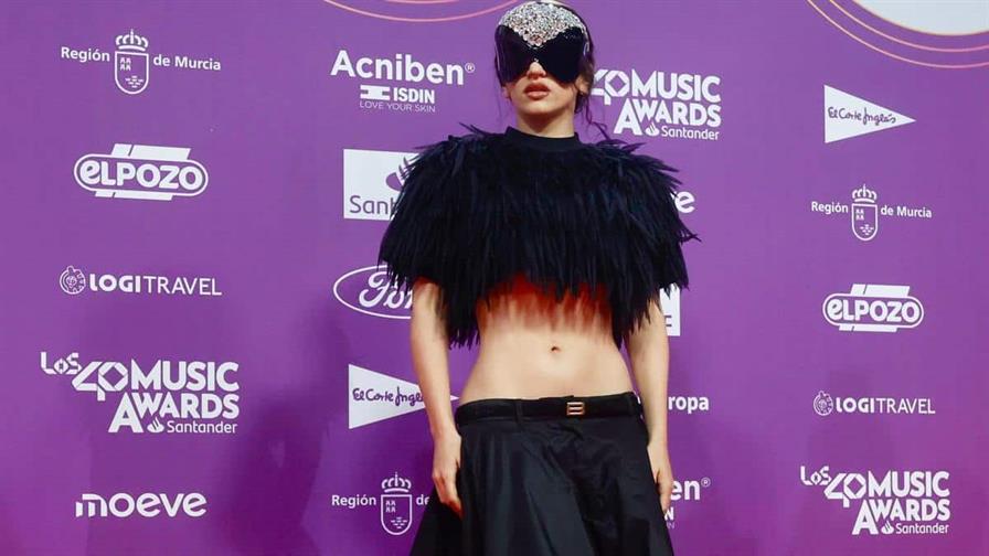 El impactante look de Rosalía en su primera alfombra roja tras el lanzamiento de "LUX" El impactante look de Rosalía en su primera alfombra roja tras el lanzamiento de "LUX"