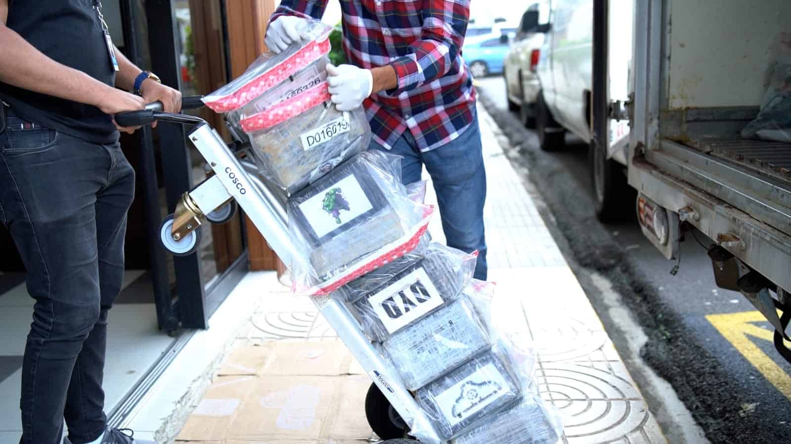 Autoridades trasladan parte de los paquetes ocupados.