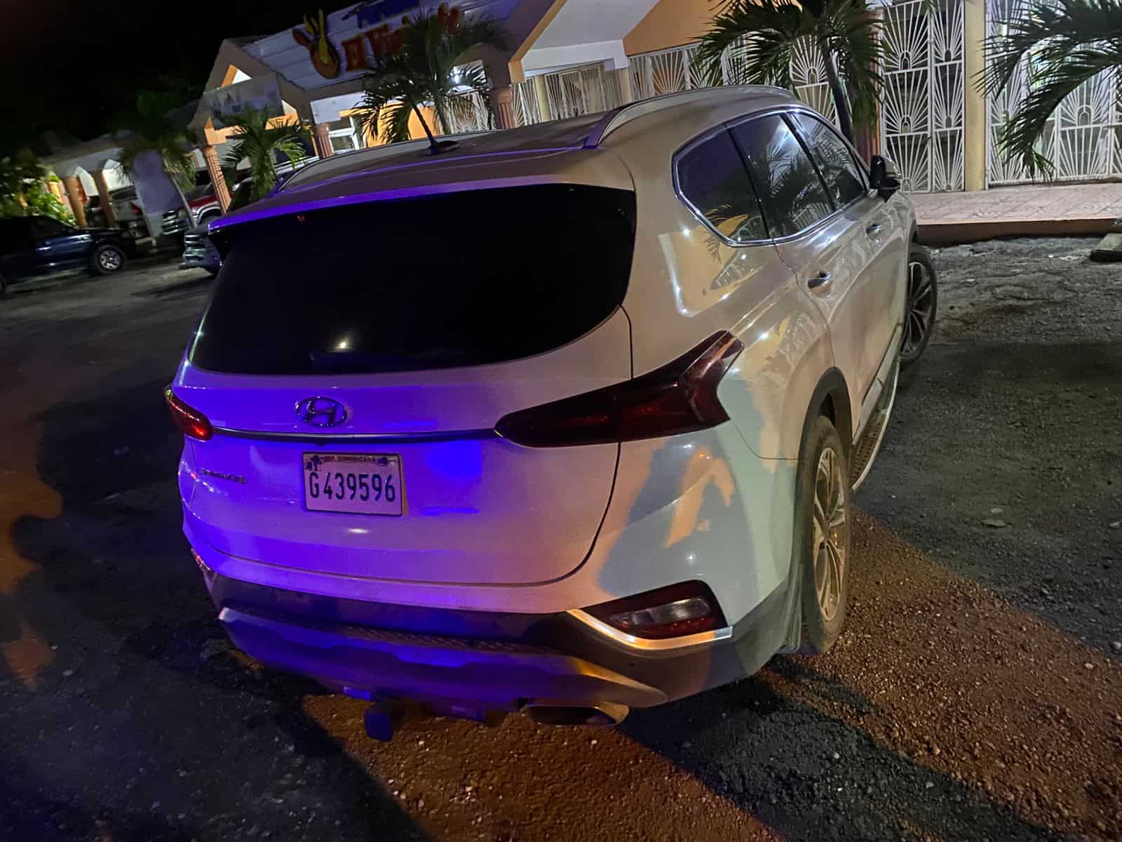 Uno de los vehículos ocupados durante el operativo en el kilómetro 15 de Azua.