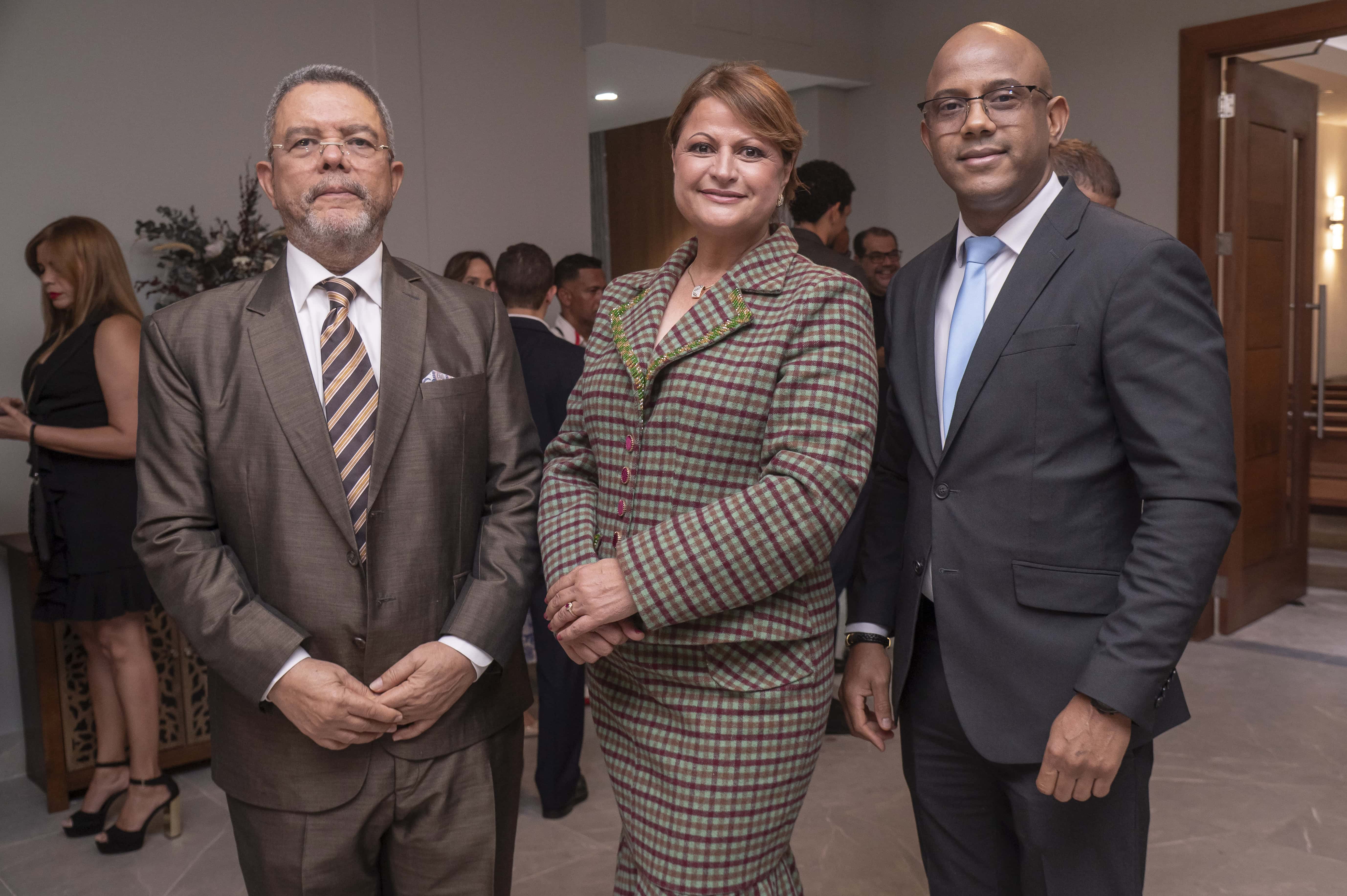 Manolo Trinidad, Gina Victoriano et Abraham Montero.