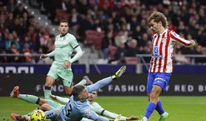 Un doblete exprés de Griezmann pone al Atlético a la altura del Barça