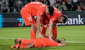 El momento en el que el venezolano Aramburu recibe un cabezazo y sufre trauma craneoencefálico