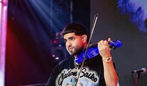 Frabian Eli le incorpora su violín al merengue típico en "Los algodones