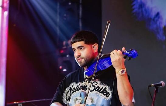 Frabian Eli le incorpora su violín al merengue típico en "Los algodones